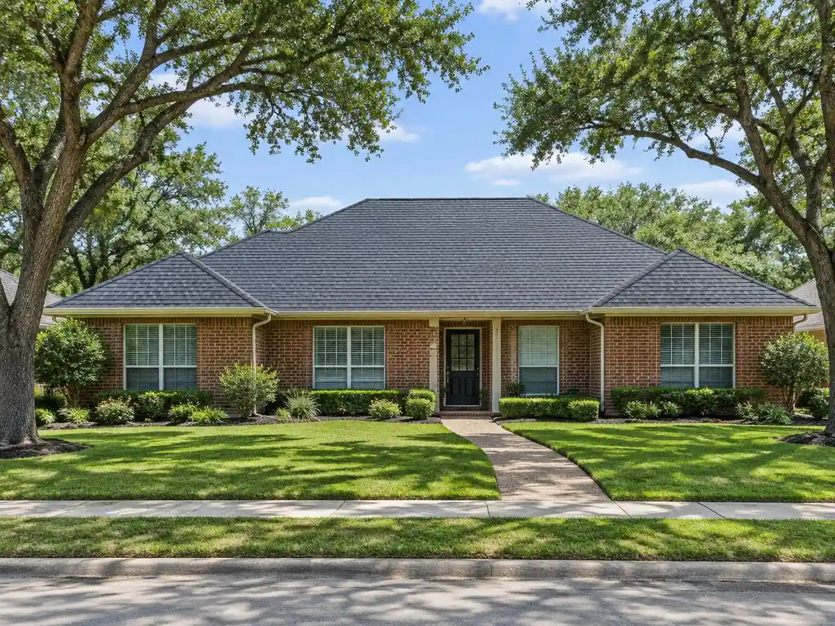 New architectural shingle roof on a brick ranch home in Farmers Branch, TX
